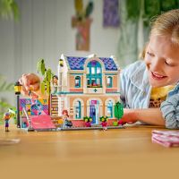 LEGO® Friends 42687 Liann a její rodinný dům (1)