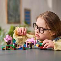 LEGO® Minecraft® 21260 Zahrada s rozkvetlými třešněmi (2)